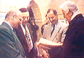 S. E. Michel Roy, ambassadeur du Canada, l'artiste peintre Hanafi, M. Salah Baccari, ministre de la Culture et un journaliste